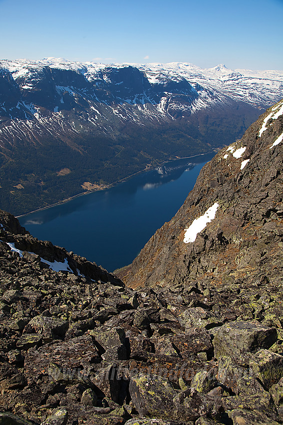 Øverst i renna ved Skutshorn ned mot Vangsmjøse med Bergsfjellet i bakgrunnen.