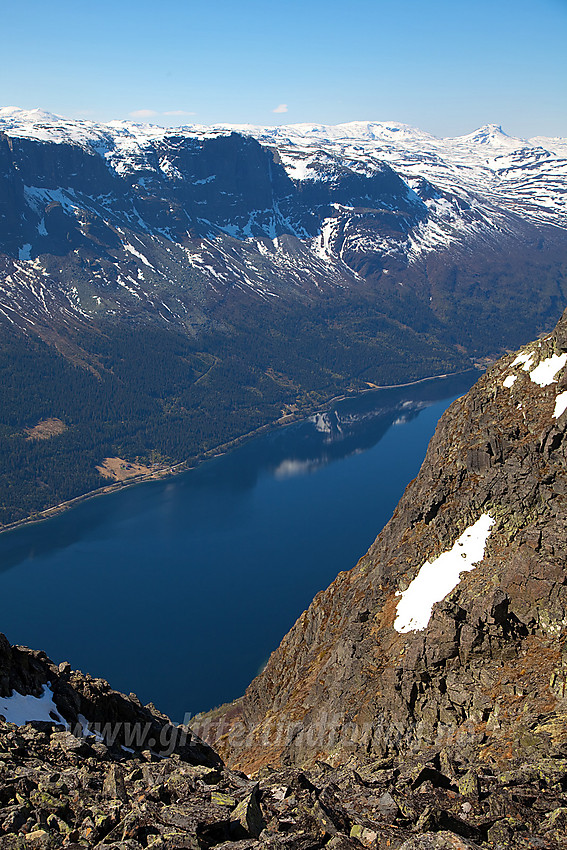 Øverst i renna ved Skutshorn ned mot Vangsmjøse med Bergsfjellet i bakgrunnen.