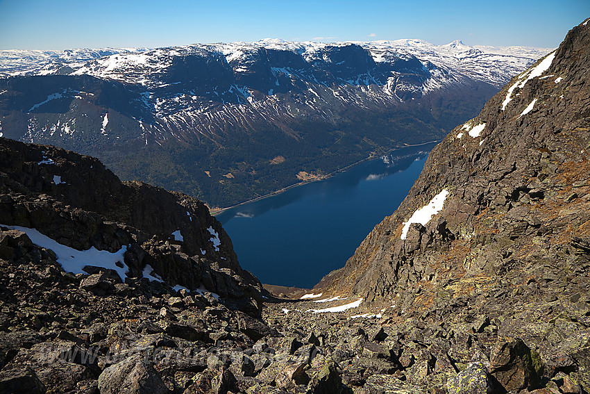 Øverst i renna ved Skutshorn ned mot Vangsmjøse med Bergsfjellet i bakgrunnen.