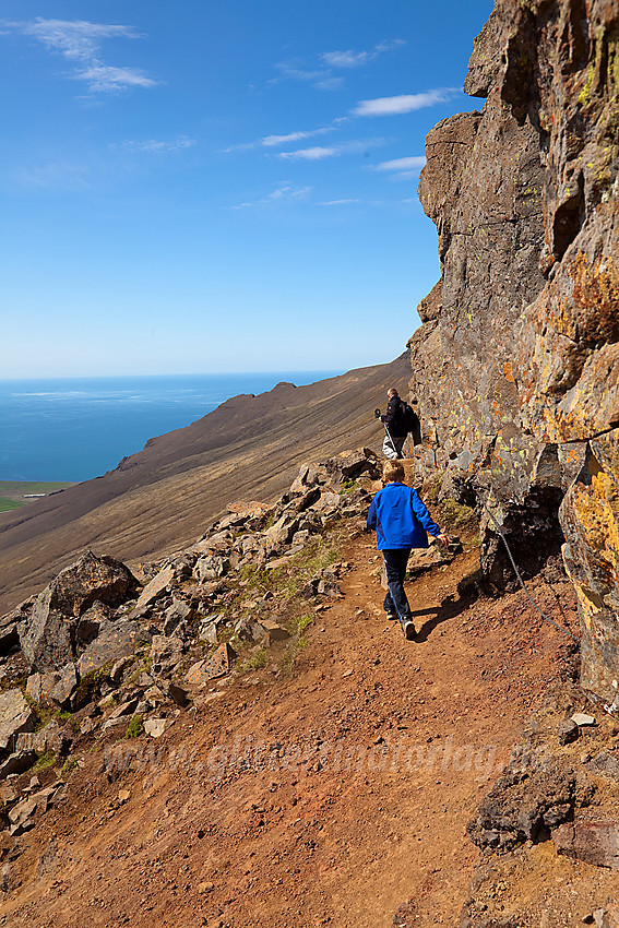 Fjellvandrere på vei ned fra Kistufell like nord for Reykjavik.