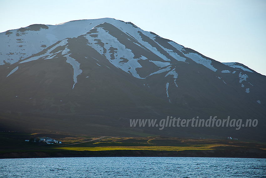 Like etter at vi forlot Dalvik mot gård, åkre og mektige fjell på vestsiden av fjorden.