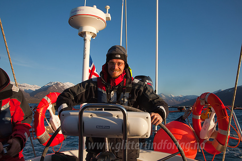 Christian prøver seg som styrmann ut fjorden nord for Dalvik.