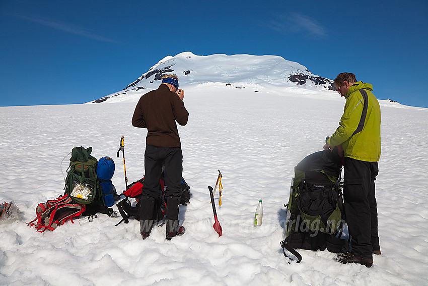 Sondre og Øyvind ved det som skulle bli leirplassen vår på snaut 1300 moh med Beerenberg i bakgrunnen.