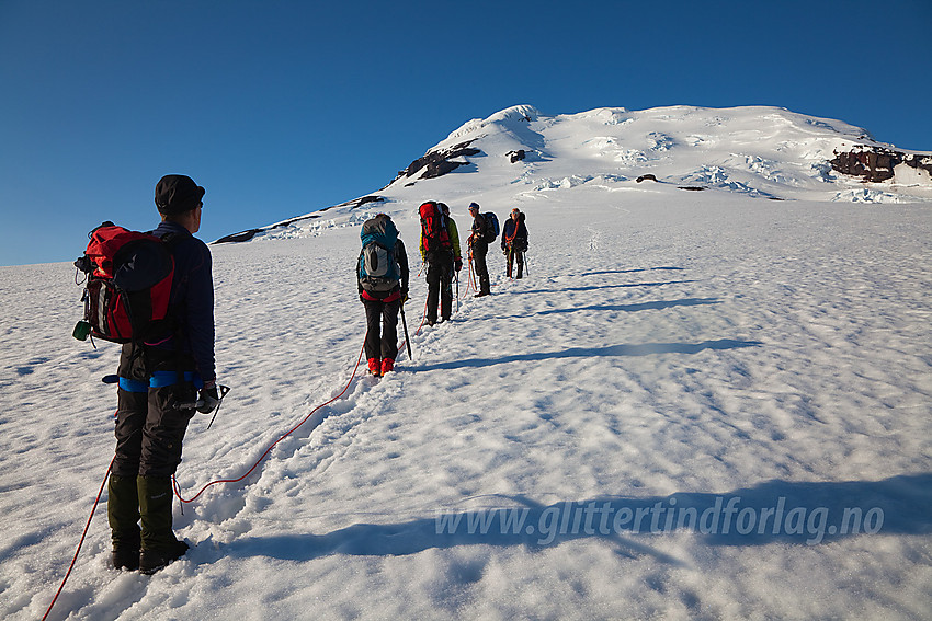 Vi har akkurat forlatt leiren og beveger oss oppover den vassbløte snøflata i retning Nunataken. Ikke en sky over oss!