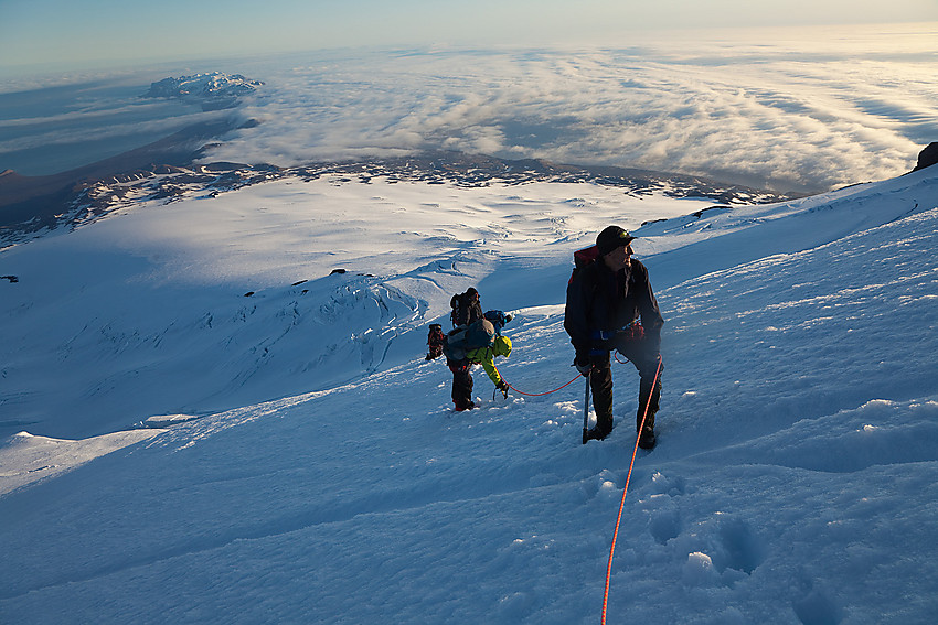 På vei opp Bratthenget med utsikt utover Kronprins Olavs Bre, Kerckhoffbreen og Sør Jan.