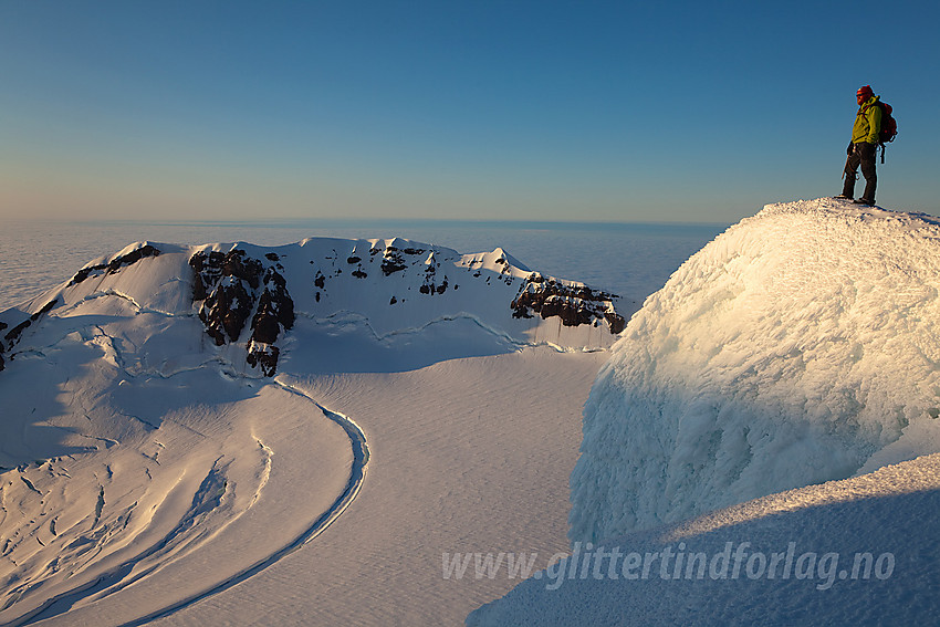 Sigurduer på en av småtoppene langs kraterkanten på vei mot Haakon VII Topp. I bakgrunnen ses krateret hvor Weyprechtbreen begynner sin ferd mot havet og Hakluyttoppen.