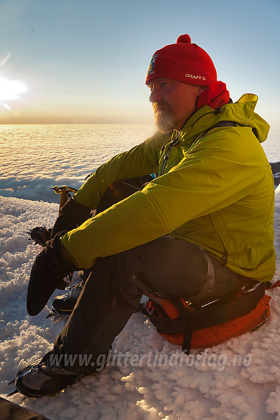 Vår kaptein, Sigurdur, for første gang på toppen av Beerenberg. På tide etter en rekke turer til Jan Mayen!