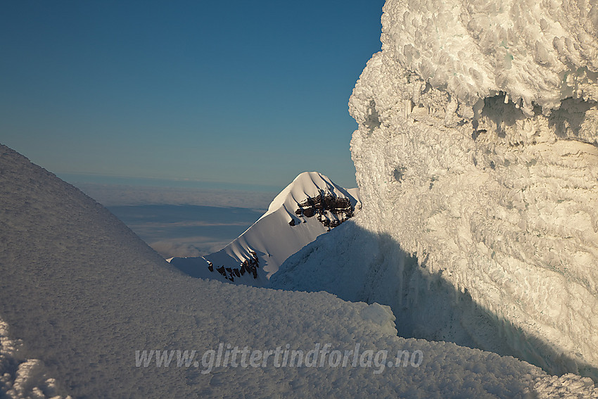 Ved toppen på Hakluyttoppen. I forgrunnen en diger sprekk som kløyver topplatået og i bakgrunnen den delikate Mercantontoppen.