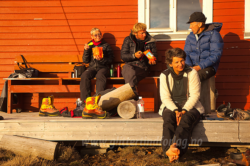 Kveldskos i solveggen på Gamlemetten, ganske sent på kvelden i grunn, mens det lir mot midnatt.