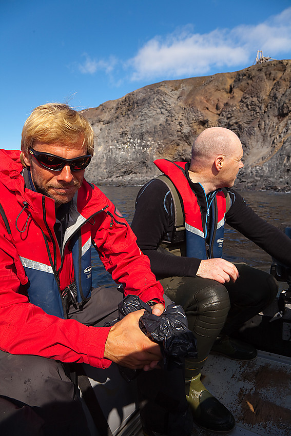 Tor Håvard og John Olav i lettbåten på vei ut til Aurora.