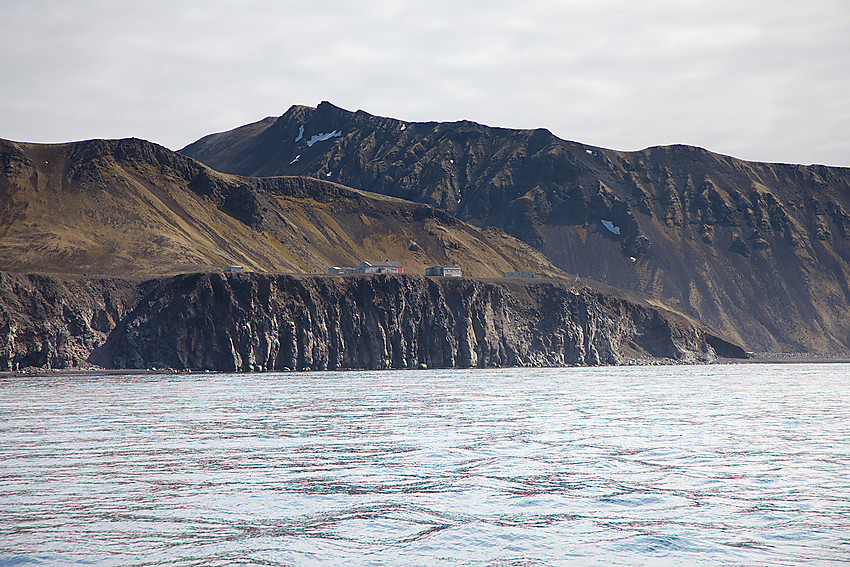 Ankeret er oppe og vi beveger oss bort fra Jan Mayen. Vi ser inn mot Gamlemetten, Hochstetterkrateret og Wildberget.