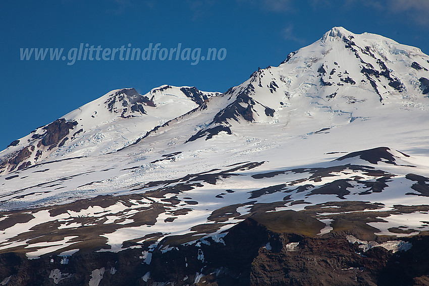 Utsikt fra seilbåten opp mot Beerenberg med Juvtinden og Hakluyttoppen bak til venstre og Haakon VII topp oppe til høyre.. Bakerst ses litt av Weyprechtbreen. Lenger fremme ses deler av Hamarbreen, Jorisbreen og Vestisen.