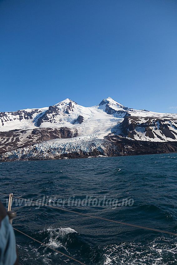 Beerenberg fra nord med Weyprechtbreen som stuper fra mer enn 2000 moh og kalver rett ut i Nordishavet.