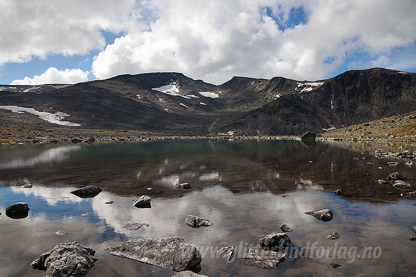 Ved utløpet av Bukkehåmårtjønne mot Høgdebrotet (2226 moh) og Kvassryggen (2071 moh).