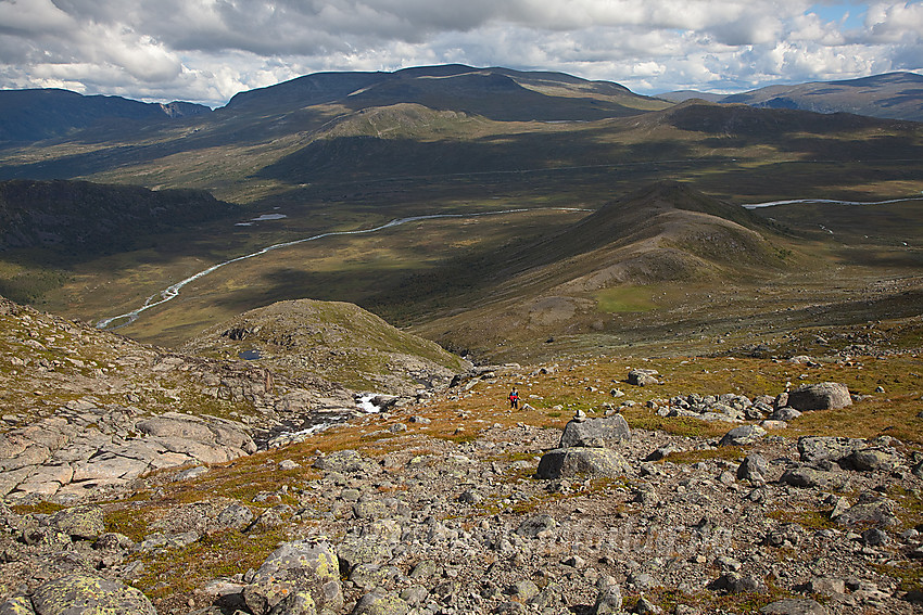 I nedstigningen fra Bukkehåmåren med Semelhøe (1302 moh) i forgrunnen og bl.a. Heimdalshøe i bakgrunnen.