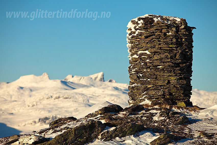 Varden, fin og forseggjort en sådan, på toppen av Målegge (1154 moh) like øst for sørenden av Tyin. Vagt i bakgrunnen skimtes bl.a. Hjelledalstinden og Falketind.