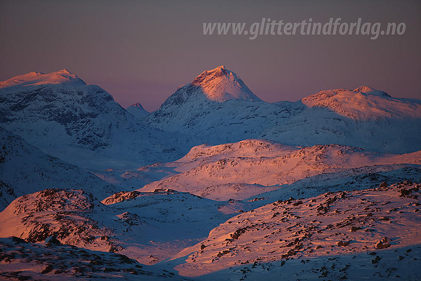 Førjulskveld på Møsaryggene ved solnedgang. Vi ser bl.a. Storegut (1968 moh), Mjølkedalstinden (2137 moh) og Høgbrøthøgde (1821 moh).