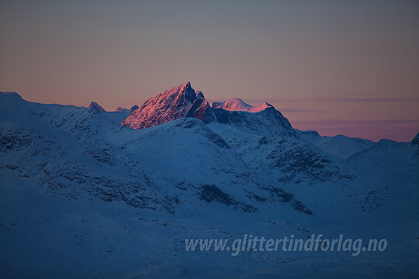 Fra Møsaryggene mot Hjelledalstinden, Koldedalstinden og Falketind ved solnedgang.