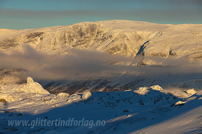 Utsikt med telelinse fra Bergsfjellet Øst mot Vennisfjellet (1776 moh).