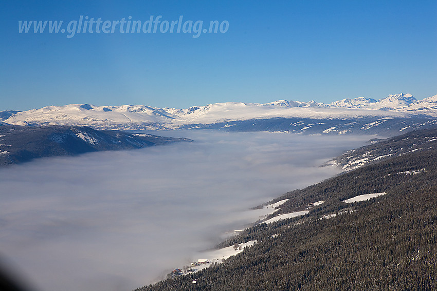 Etter avgang Leirin på vei utover Vestre Slidre med Vennisfjellet, Slettefjellet og Jotunheimen i bakgrunnen.