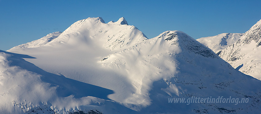 På vei innover Tyin med Koldedalstinden (1927 moh) og Hjelledalstinden (1989 moh) sentralt.