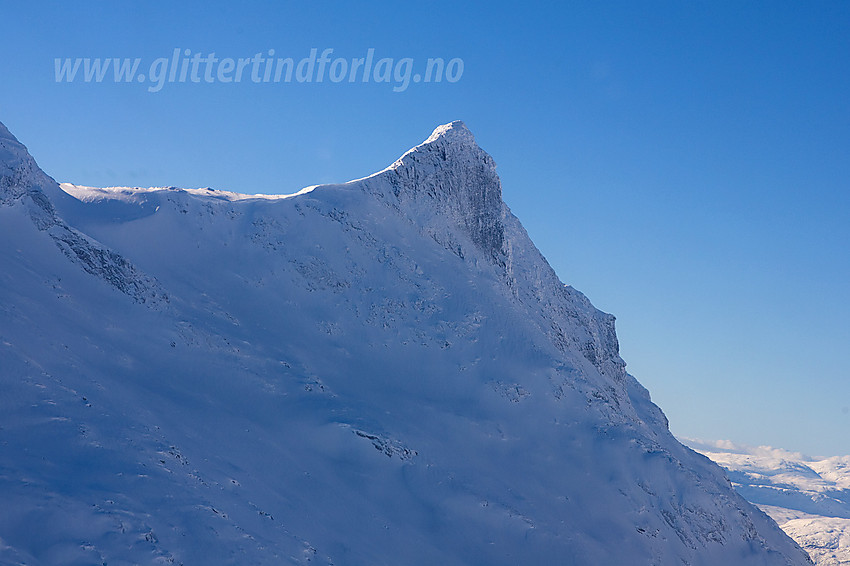 På vei gjennom Morka-Koldedalen mot Hjelledalstinden (1989 moh).