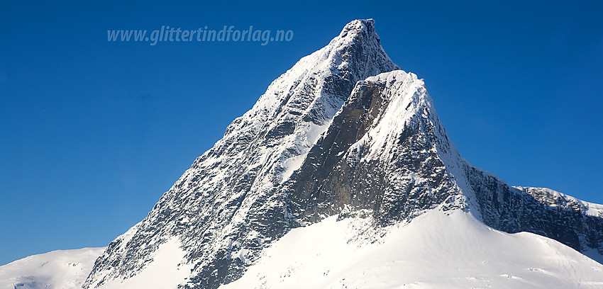 På vei inn gjennom Morka-Koldedalen mot Falkungen (ca. 1950 moh) og Falketind (2067 moh).