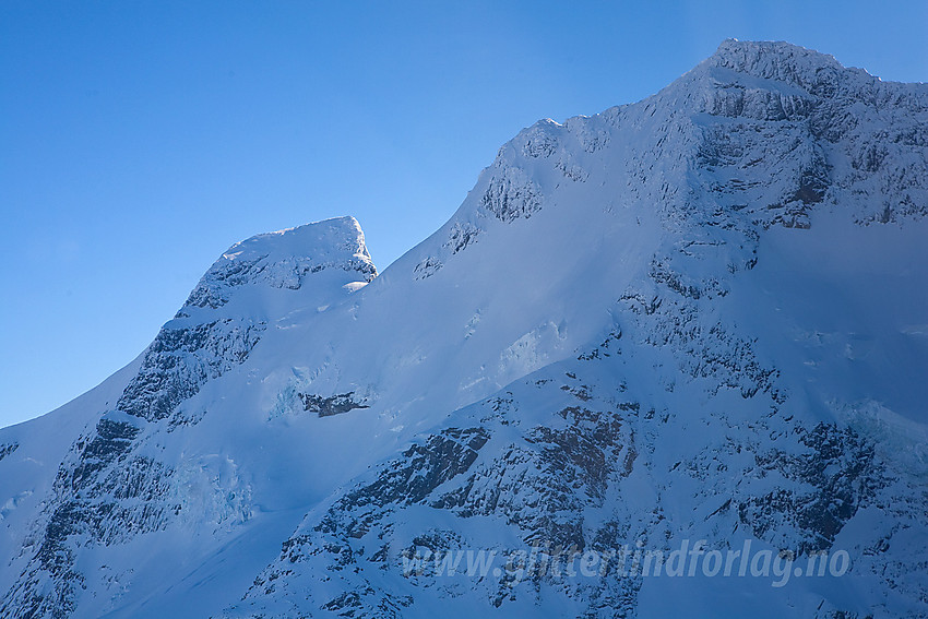 Vi flyr langs nordsiden av Styggedalsmassivet. Gjertvassbreen i front med Gjertvasstinden (2351 moh) bak til venstre og Styggedalstindane (2387 / 2377 moh) til høyre.