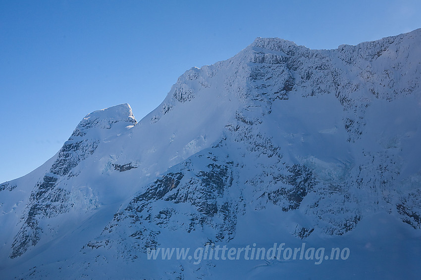 Vi flyr langs nordsiden av Styggedalsmassivet. Gjertvassbreen i front med Gjertvasstinden (2351 moh) bak til venstre og Styggedalstindane (2387 / 2377 moh) til høyre.