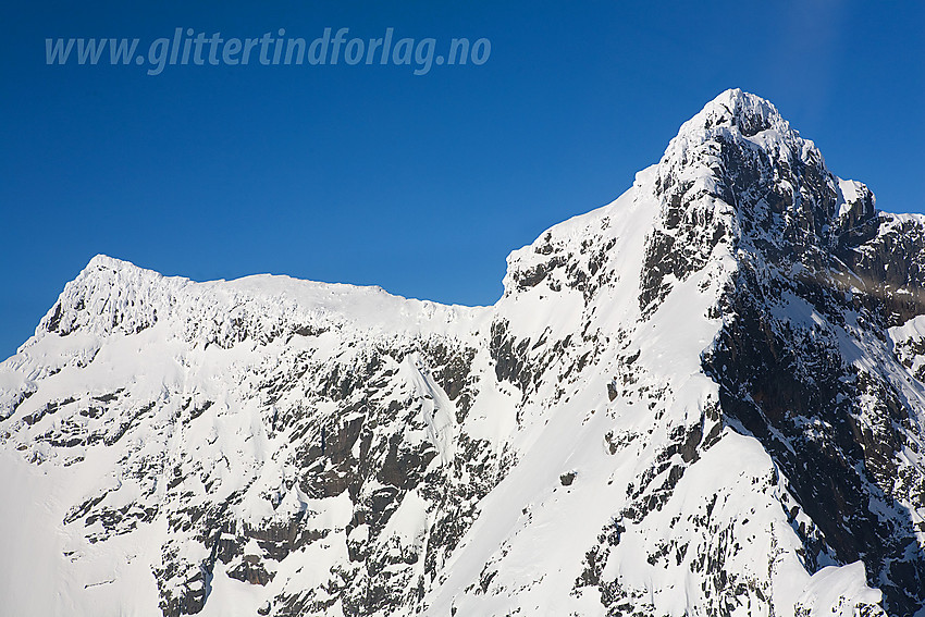 Vi flyr over Maradalsryggen og ser mot Vetle Skagastølstinden (2340 moh tv.) og Sentraltind (2348 moh).