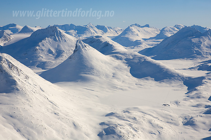 Fra lufta inn Leirdalen mot Leirvassbu, Leirvatnet og Kyrkja (2032 moh).