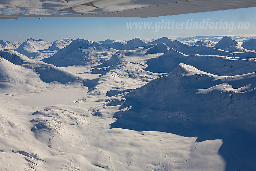 Fra lufta oppover Leirdalen via Leirvassbu og Leirvatnet mot Høgvaglbandet.