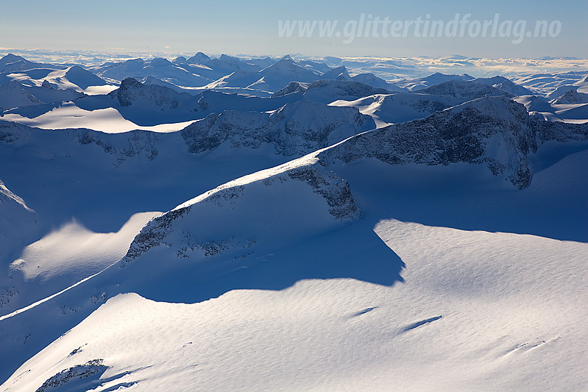 Over Svellnosbrean mot Midtre Tverråtinden (2302 moh).