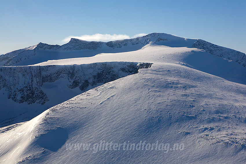 Vi passerer forbi Surtningssue (2368 moh).