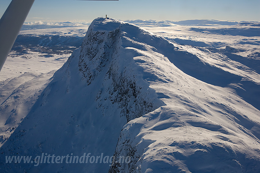 Vi flyr forbi toppen på Bitihorn.