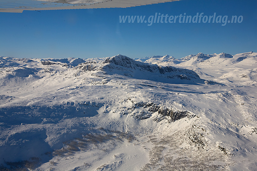 Vi flyr forbi toppen på Bitihorn.