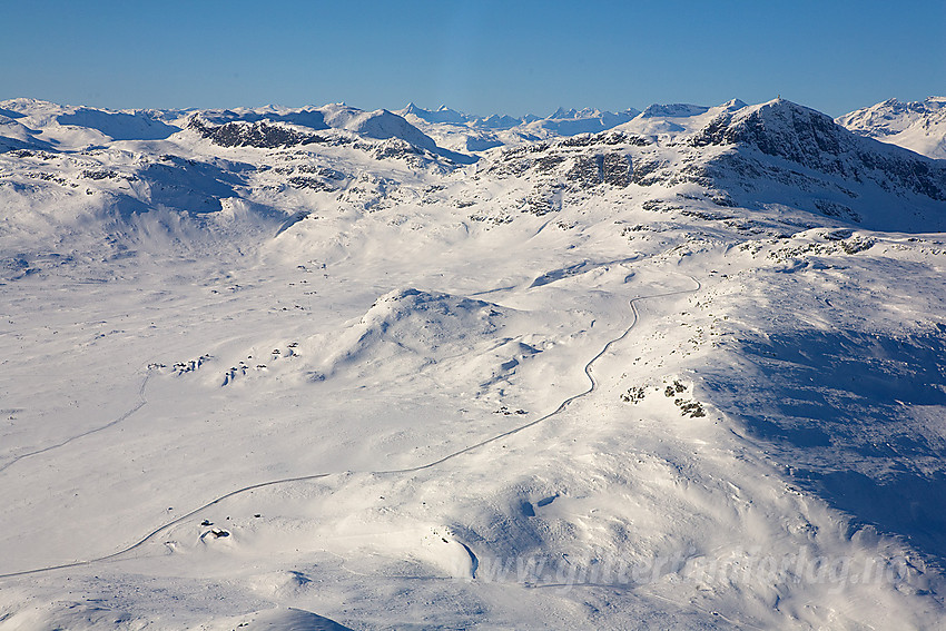 Fra lufta med veien opp til Båtskardet og Bitihorn i bakgrunnen.