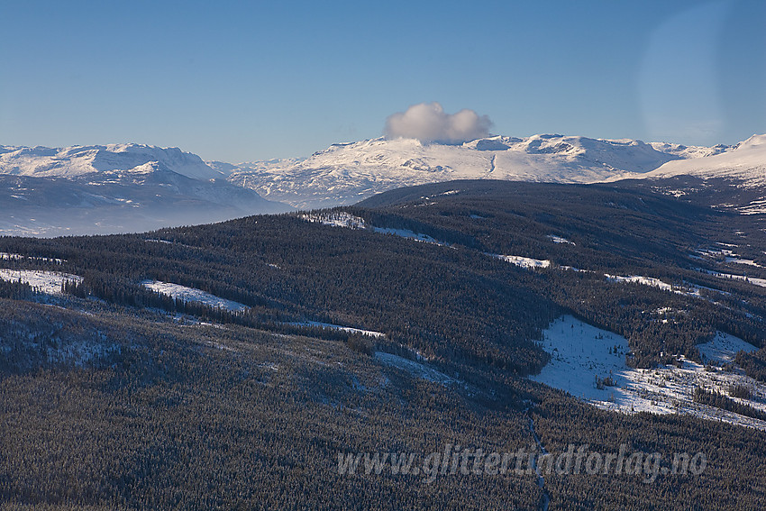 På vei ned gjennom Øystre Slidre og Nord-Aurdal med utsikt innover Slidreåsen med Kvithøvd (1001 moh) som høyeste. I bakgrunnen med skyer på ses Vennisfjellet.