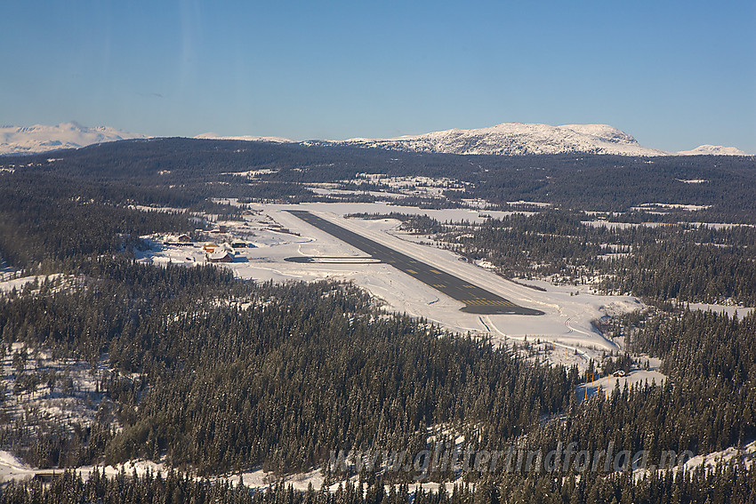 Innflygningen til Fagernes lufthavn Leirin med Skarve- og Rundemellen i bakgrunnen.