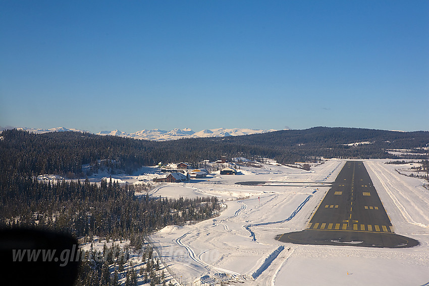 Innflygningen til Fagernes lufthavn Leirin med Jotunheimen i bakgrunnen.