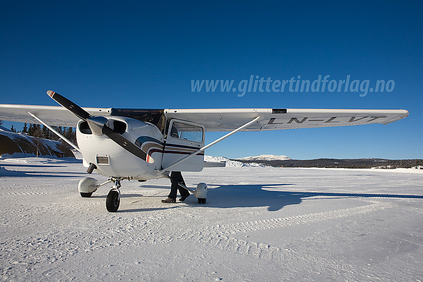 Cessna 172 på besøk på Fagernes Lufthavn Leirin.