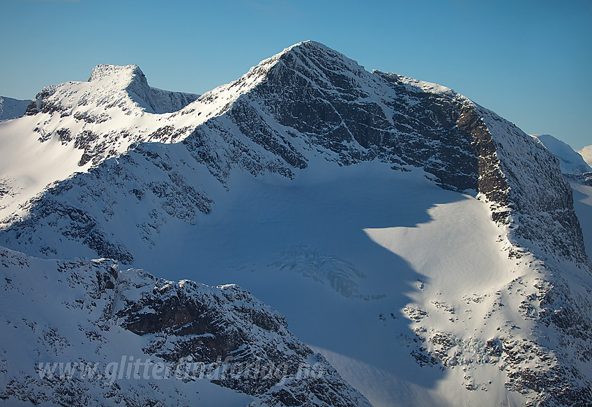 Mesmogtinden (2264 moh) sett fra lufta. Langedalstinden bak.