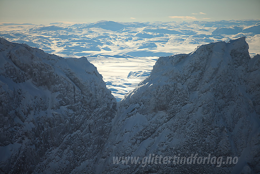 Midtre Torfinnstinden (2110 moh) og skardet mot Øystre sett fra nord.