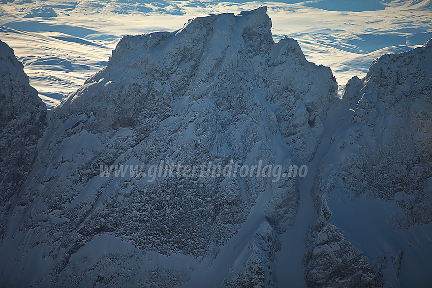 Midtre Torfinnstinden (2110 moh) sett fra nord.