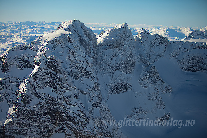 Torfinnstindane. Øystre (2119 moh) fremst, Midtre (2110 moh) i midten og Vestre (2085 moh) bakerst.