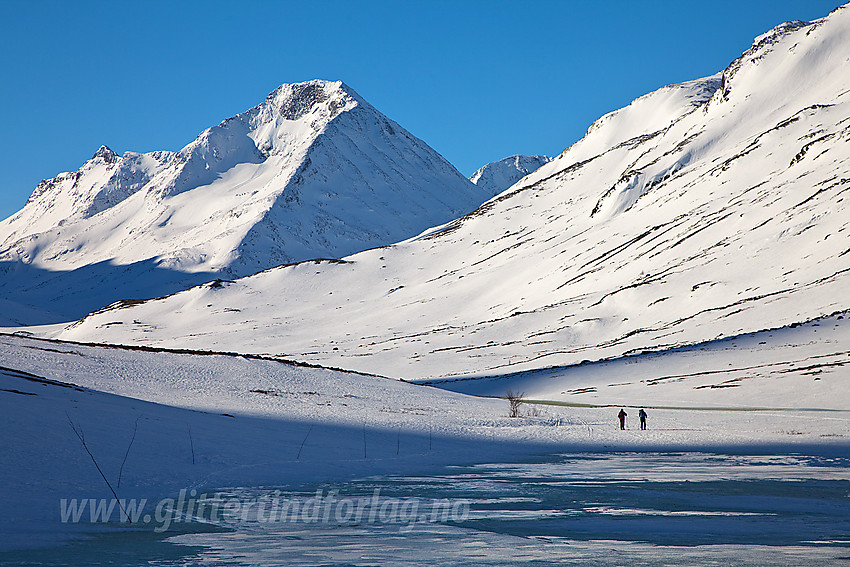 Skiløpere på vei oppover Visdalen med Store Urdadalstinden (2116 moh) tronende i bakgrunnen.