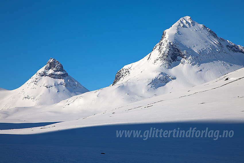 I Visdalen mot Kyrkja (2032 moh) og Tverrbytthornet (2102 moh til høyre).