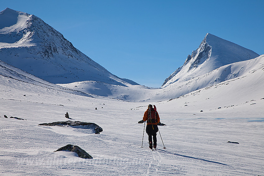 På vei innover Urdadalen med Søre Hellstugutinden (2189 moh) til venstre og Semeltinden (2236 moh) til høyre.