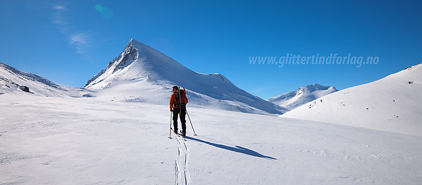 På vei over Urdadalsbandet med Semeltinden (2236 moh) sentralt i bakgrunnen.