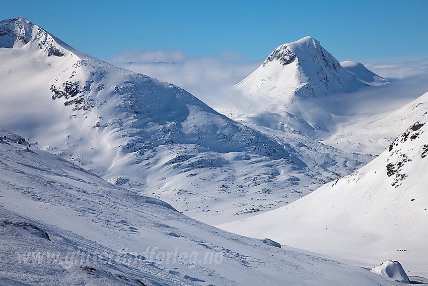 Fra nordryggen på Semeltinden mot Skarddalstinden (2100 moh) og Austre Rauddalstinden (2086 moh).